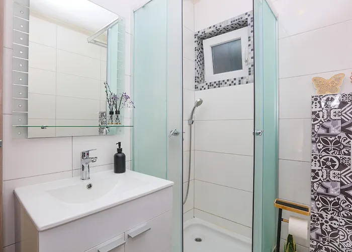 With Parking Space - Sibenik - 24821 Grebastica